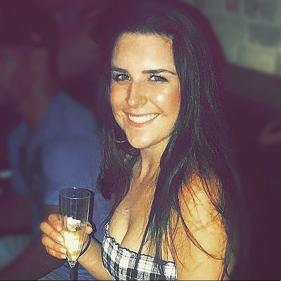 Profile Picture of Elazea Broeren (@elazeab) on Poshmark
