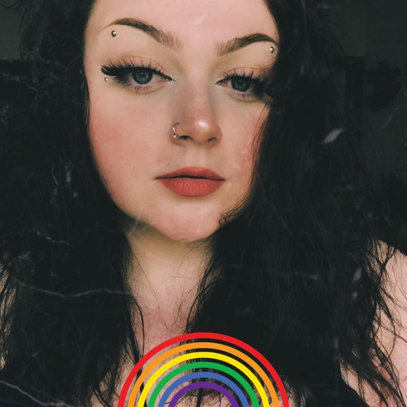 Profile Picture of Emily Keen (@emilykeenxo) on Poshmark