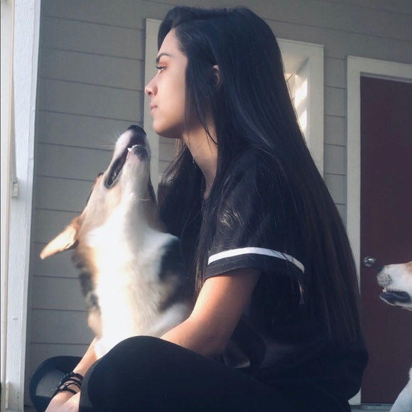 Profile Picture of Olivia Reyna (@olives17) on Poshmark