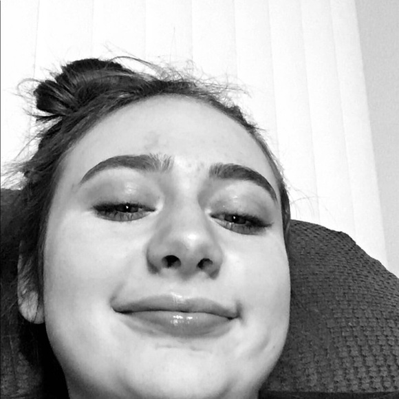 Profile Picture of Olivia Cady (@oliviacady23) on Poshmark