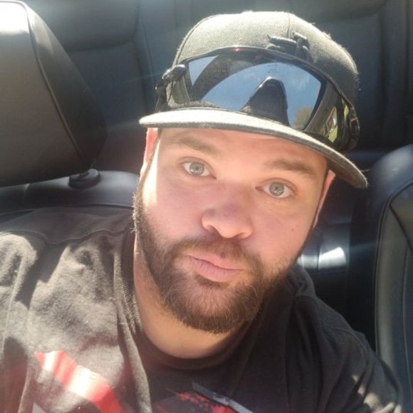 Profile Picture of Dustin Snow (@dustin65712) on Poshmark