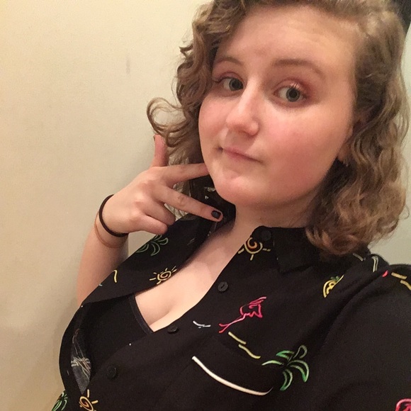 Profile Picture of Olivia Seery (@oliviawith2is) on Poshmark