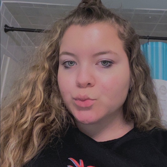 Profile Picture of Brooke Hubacz (@brookehubacz) on Poshmark