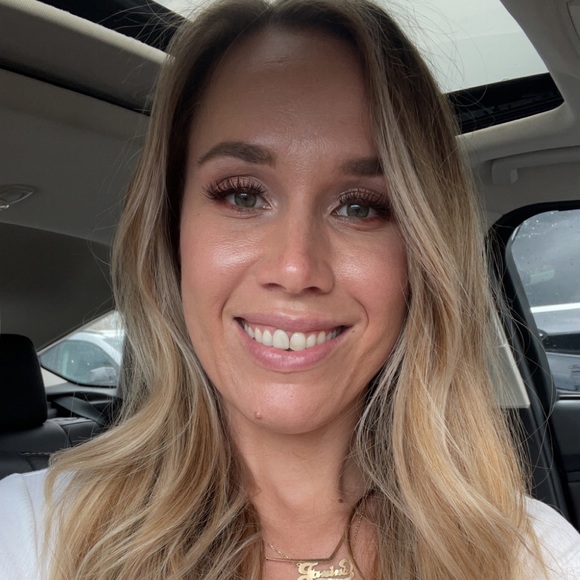 Profile Picture of Janina Wojcik (@jlwojcik82) on Poshmark