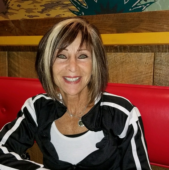 Profile Picture of Kim Mulvihill (@fforever) on Poshmark