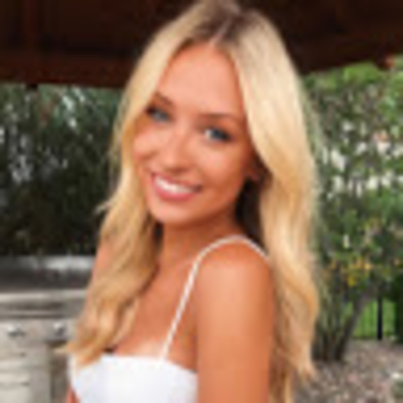 Profile Picture of Amanda Thoe (@amanda_thoe) on Poshmark