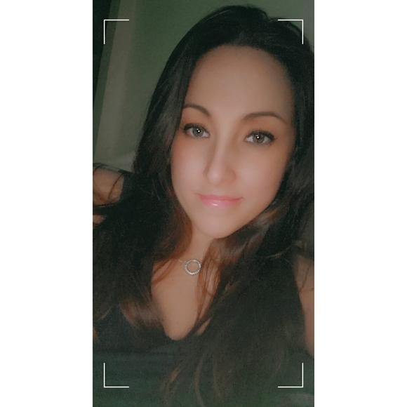 Profile Picture of Sara Hazen (@sarabeargirl) on Poshmark