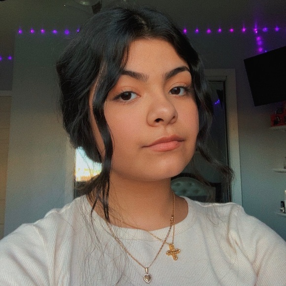 Profile Picture of Cassandra Gamboa (@cgam124) on Poshmark