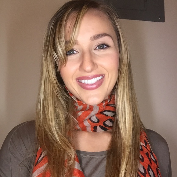 Profile Picture of Holly Struebing (@hmstru8y) on Poshmark