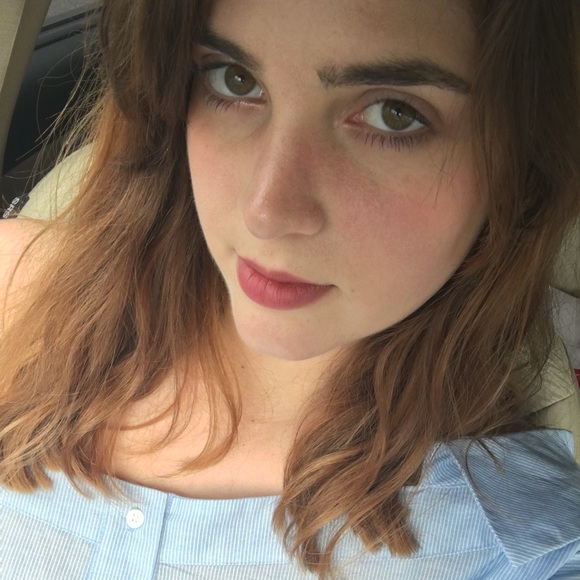 Profile Picture of Sara Harrison (@saradoodle456) on Poshmark