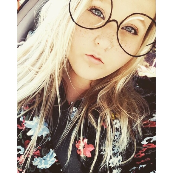 Profile Picture of Sabryna Emswiler (@sabryna_lynn) on Poshmark