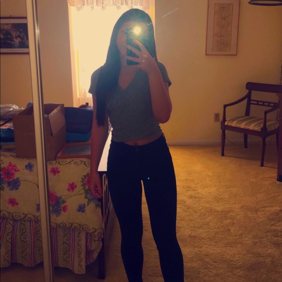 Profile Picture of Julia Poole (@juliapoole218) on Poshmark