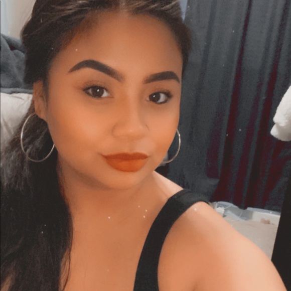 Profile Picture of Danielle Abuyen (@danniexabuyen) on Poshmark