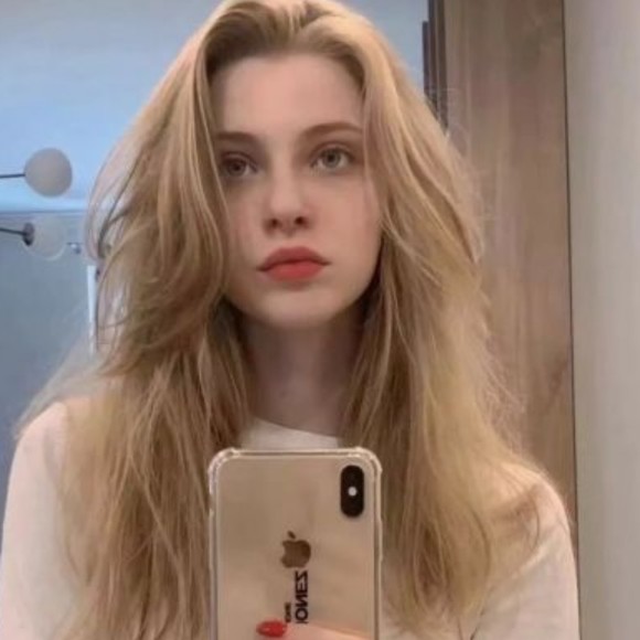 Profile Picture of Isabelle Powell (@isabellepowell2) on Poshmark