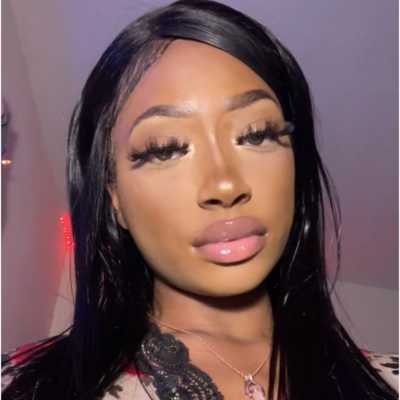 Sariah Brement - Poshmark Profile Picture of Sariah Brement (@sariahslb55) on Poshmark