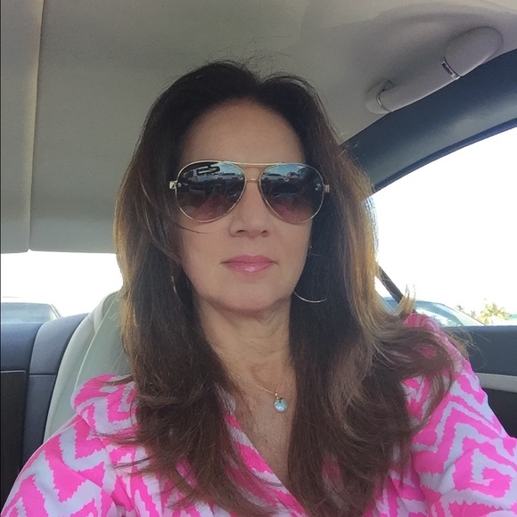 Elena Bluntzer - Poshmark Profile Picture of Elena Bluntzer (@ecbluntzer) on Poshmark