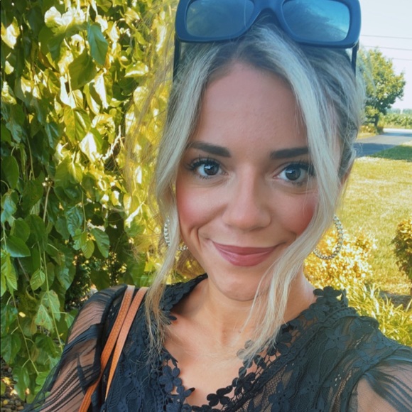 Profile Picture of Alexis Claunch (@alexis_claunch) on Poshmark