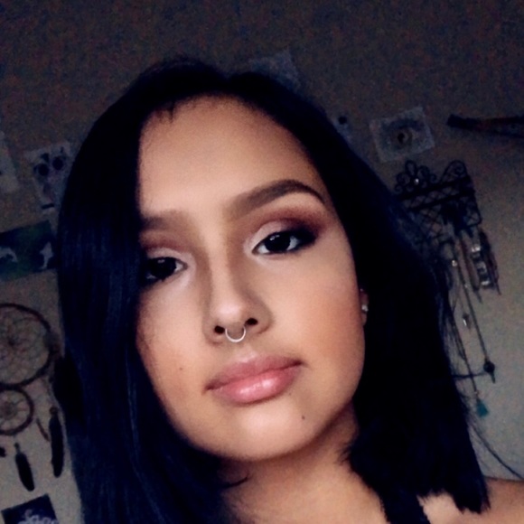 Profile Picture of Brianne Gonzalez (@picodegonzo) on Poshmark