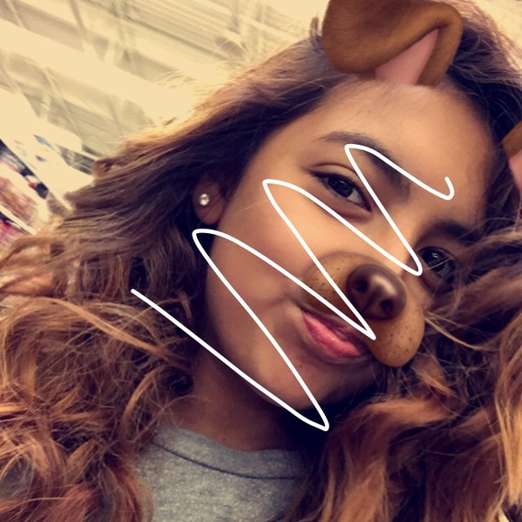 Profile Picture of Daniela Gomez (@danielaaaa16) on Poshmark