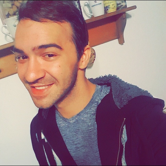 Profile Picture of Jack Sinnett (@jacksinnett18) on Poshmark