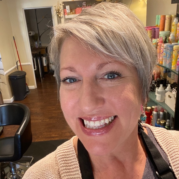 Profile Picture of Dawn Whiting (@dlw71) on Poshmark