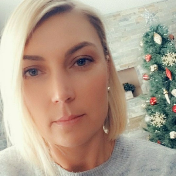 Profile Picture of Julia Layer (@julia_layer) on Poshmark