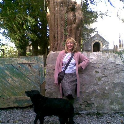 Profile Picture of Deborah Corbett (@prettyoldstuff) on Twitter