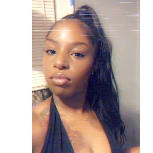 Profile Picture of Sarah Davíne (@sarahdw24) on Poshmark