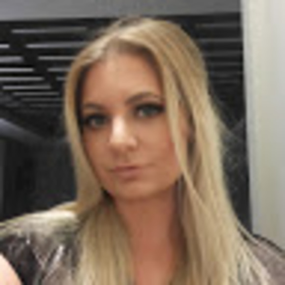 Profile Picture of Holly Ghormley (@holly_ghormley) on Poshmark