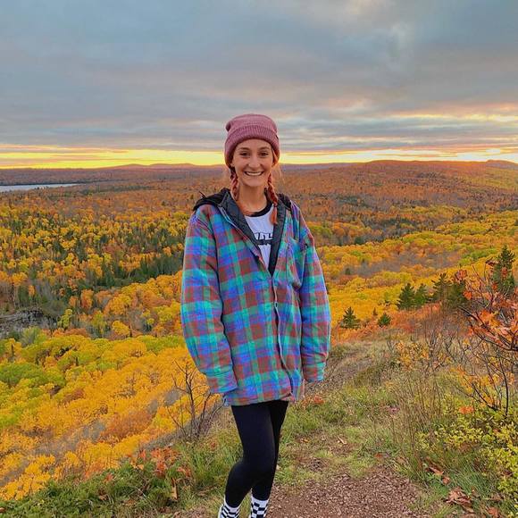Profile Picture of Carlee Hollingsworth (@carleecake) on Poshmark