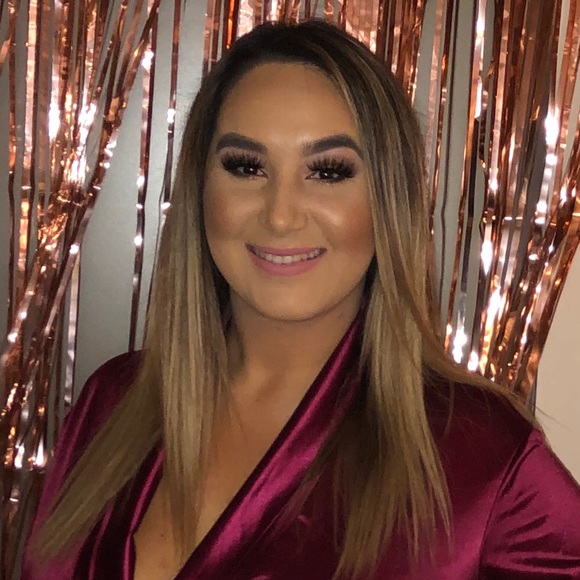 Profile Picture of Leah Ramos (@leahloveshair) on Poshmark