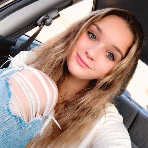 Profile Picture of Izzy Flaminio (@izzyflaminio) on Poshmark