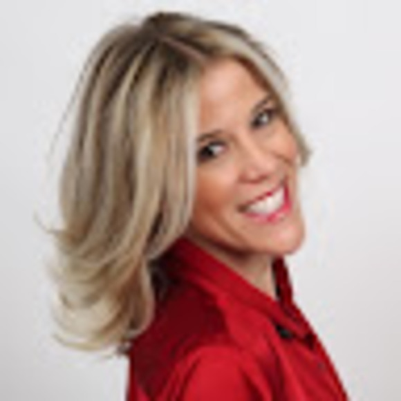 Profile Picture of Anne Dofelmier (@annedofelmier) on Poshmark