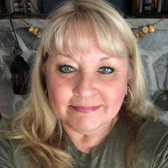Profile Picture of Alice Kesselring-pearson (@akess1257) on Poshmark