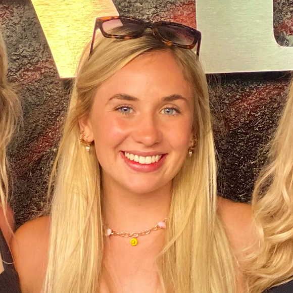 Profile Picture of Tori Gray (@torigray528) on Poshmark