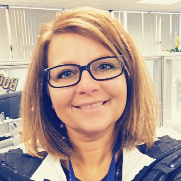 Profile Picture of Christene Bueneman (@cbueneman) on Poshmark