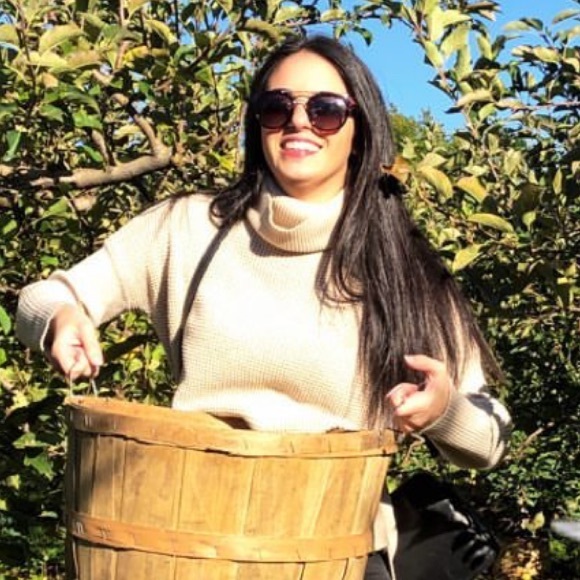 Profile Picture of Danielle Perna (@lunastar406) on Poshmark