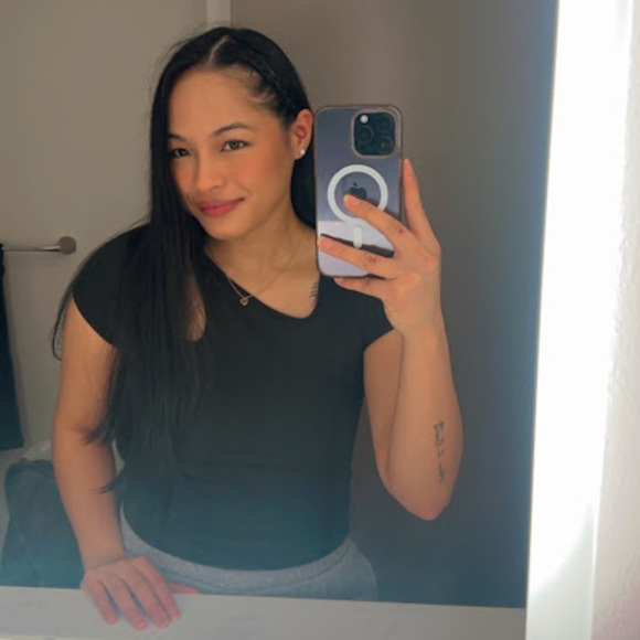 Profile Picture of Kamarin Castro (@kjchavs) on Poshmark