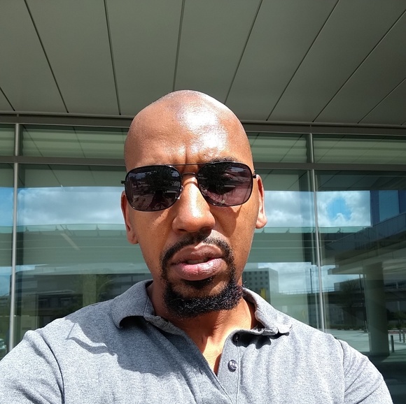 Profile Picture of David Leahy (@dhl1979) on Poshmark