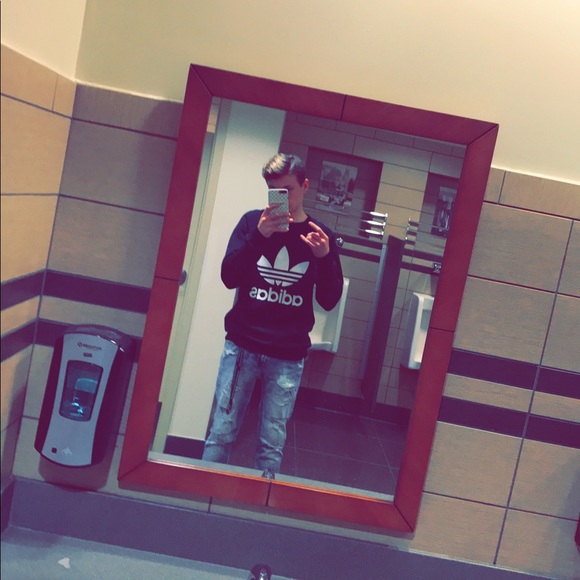 Profile Picture of Alex Hoy (@alexhoy) on Poshmark