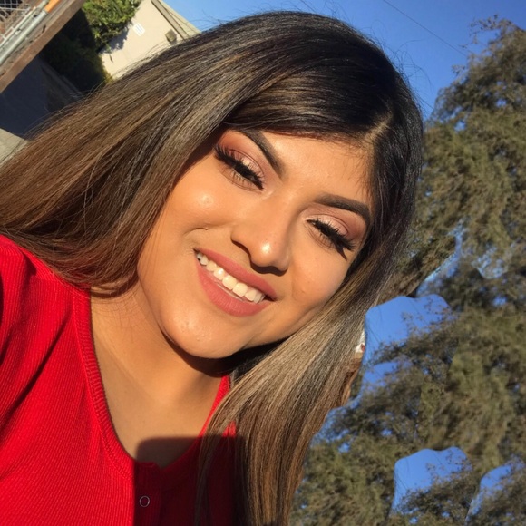 Profile Picture of Lisette Vasquez (@lisettecoronel) on Poshmark