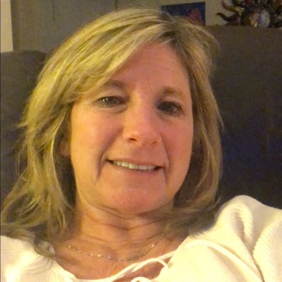 Profile Picture of Linda Gomer (@lindagomer) on Poshmark