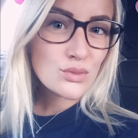 Profile Picture of Adriana Ingarra (@adrianain) on Poshmark