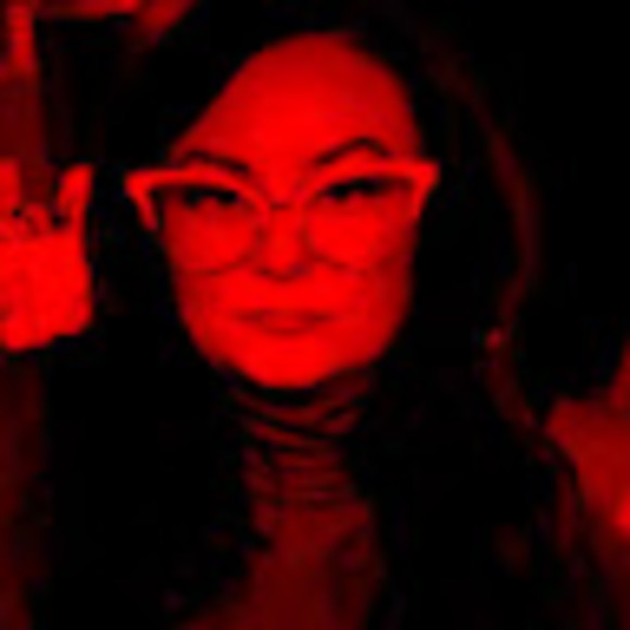 Profile Picture of Lisa Burback (@gsgoods1989) on Poshmark