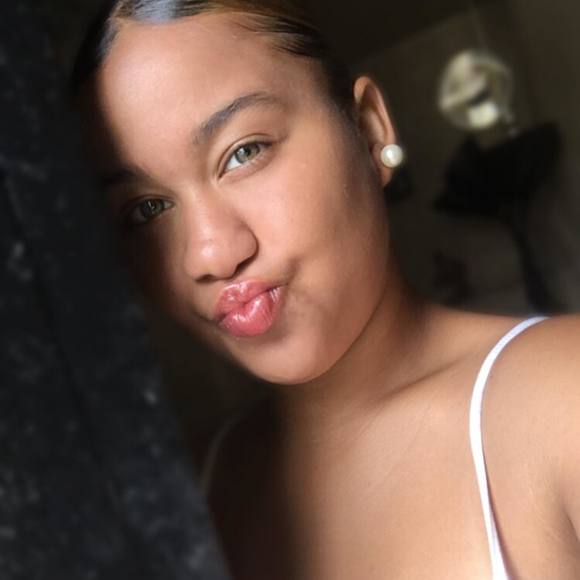 Profile Picture of Yarielii Yarielii (@yarieliiy) on Poshmark