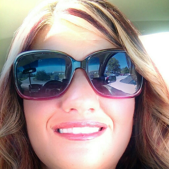 Profile Picture of Kimberly Craig (@hummingbird27) on Poshmark