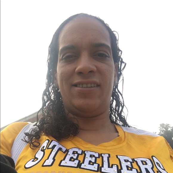 Profile Picture of Kelly Guest (@kellyguest33) on Poshmark