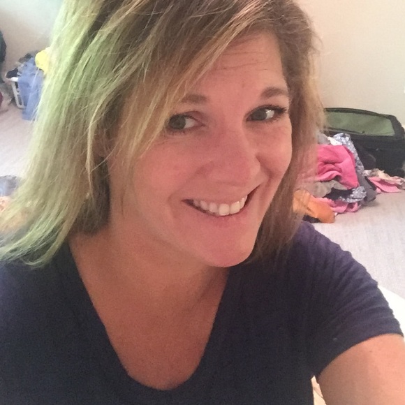 Profile Picture of Lori Maguire (@loriclothes816) on Poshmark