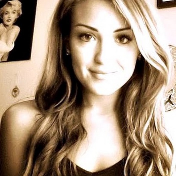 Profile Picture of Alexa Valenti (@alexa_v) on Poshmark