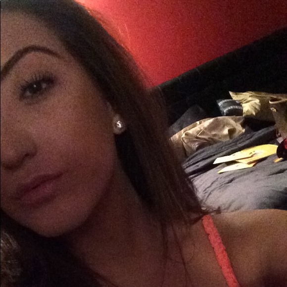 Profile Picture of Sophia Spero (@sophievalentina) on Poshmark